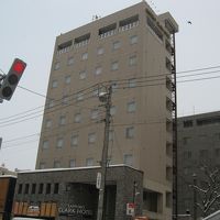 北大の正門前から見たホテルです