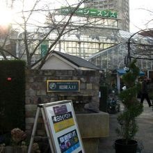 この植物園の奥にイングリッシュガーデンがあります