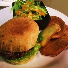 見た目は小ぶりですがしっかりした味付けです