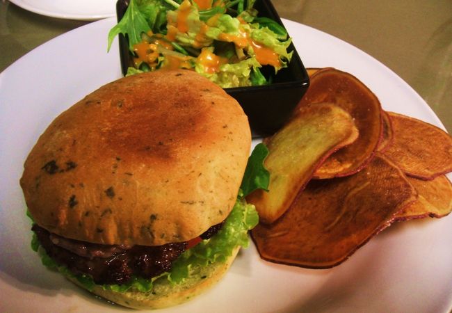 徳島バーガーを食べられる落ち着いたカフェ