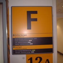 ラウンジの入り口。oneworld 4社の共同