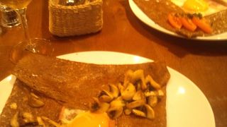 今のところ都内でベスト３に入るガレットかと！