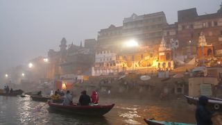 早朝、朝もやの中で