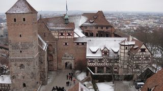 二重構造の礼拝堂と井戸、眺望のすばらしいSinwell Towerが見どころ。