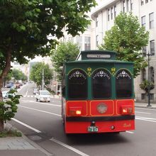 赤と緑の車両