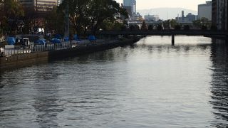 橋の北側には中之島図書館、中央公会堂もあり