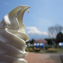 ソフトクリームと富士山