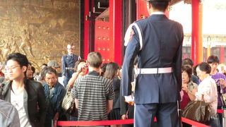 交代式と直立不動の衛兵