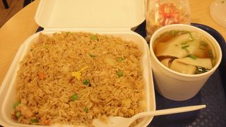 モールからも歩いてアクセスできるフードコート