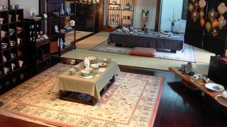 広い和室に焼き物をディスプレイ