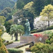 公園に大きな和泉式部像