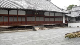 方丈前に見事な石庭