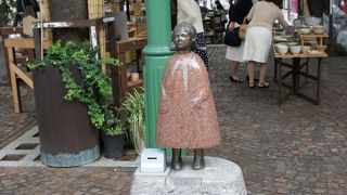 小さな像で見落としそう