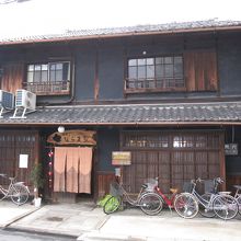 中庭も有り採光に工夫が感じられる町屋建築です。