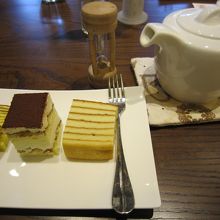 紅茶とケーキ。どちらも美味