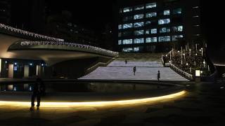 池を囲む中庭のような空間を飾ったイルミネーション