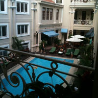 コロニアル式建築のプール