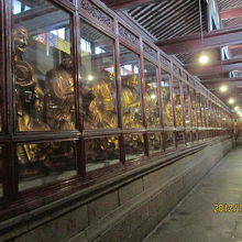 五百羅漢堂の内部。羅漢堂内の「気遣い層人」と「済公」の像は最