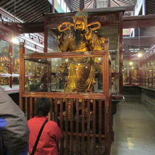 五百羅漢堂の内部。皆さんお参りしてます。関羽見たいです。