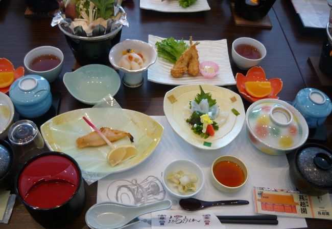 本格的な中国式庭園に併設された食事処