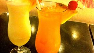 夜には生演奏もあって気軽に使えるバー