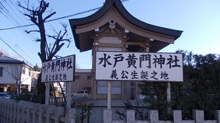 神社といっても小さな祠という風情です