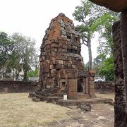 寺院の中にひっそりと建つ　サ・カムペーン・ノーイ遺跡