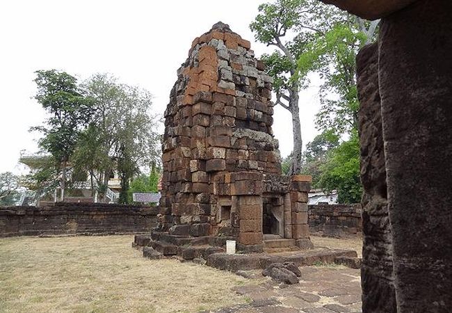 寺院の中にひっそりと建つ　サ・カムペーン・ノーイ遺跡