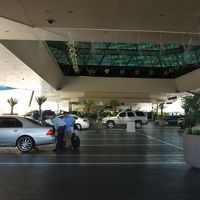 バレーパーキングで車を降り、玄関は正面奥にあります。