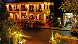 ヴィラ・サンティの向かいにあるラオス料理店タムナック・ラーオ