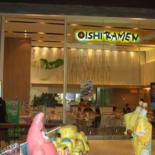 向かい側にはライバル店のOISHI RAMENが有ります。