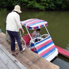 ２人乗りのペダルボートに乗ります 