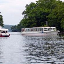 大小さまざまなボートが同じ水域を走ります 