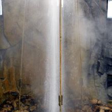 最大約１５ｍもの高さに噴出す間欠泉 