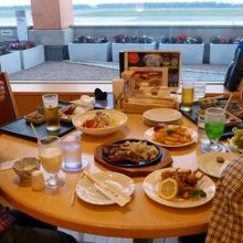 函館空港滑走路を見ながら夕食を楽しみます 