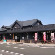 シックな駅舎