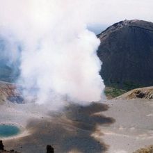 山頂から眺める青沼と阿寒富士
