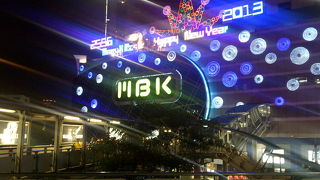 いつも混み合うショッピングセンター