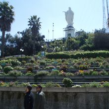 山頂のマリア像