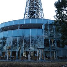 横浜マリンタワー下の円形ビル