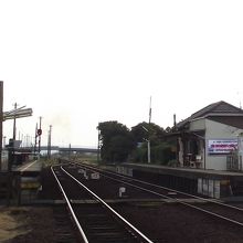 駅舎とホーム (手前が五井駅方面)