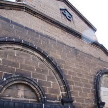 2つのアーチが特徴です