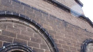 重厚な壁にやましちの文字が目印です