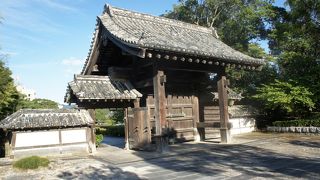 藩庁の正門という割には小ぶり