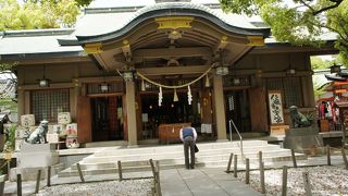 ビル街に由緒ある神社