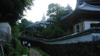 寺越しに教会の尖塔