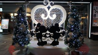 知らない人同士の和やかなシーンもあったりして