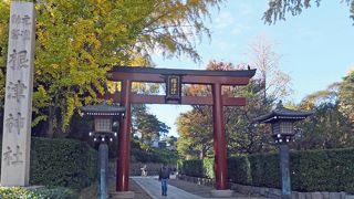 根津神社は日本武尊が千駄木に創祀したと伝えられる神社です