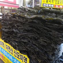 海藻類も多量に売られています