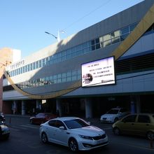 市場近くのバスターミナル